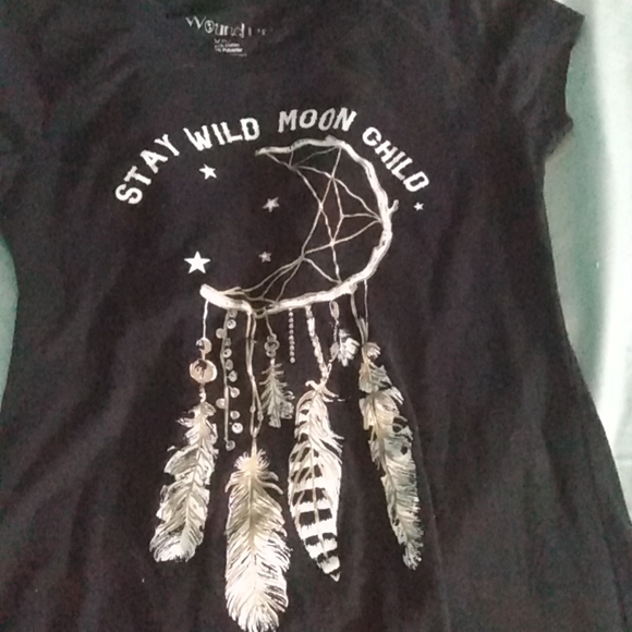A black T-shirt a dreamcatcher on it - Picture 1 of 2